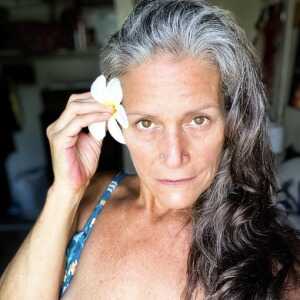 Female,  62 Los Angeles California, Usa